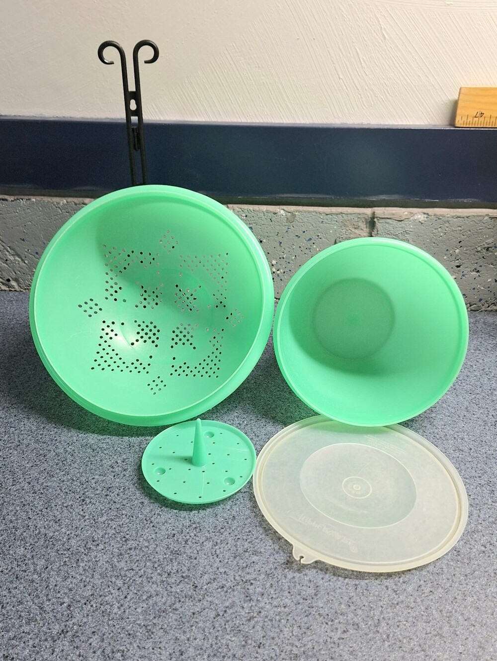 Vintage 1970s Tupperware "Crisp-It" Lettuce Keeper & Colander Set In Jadeite
